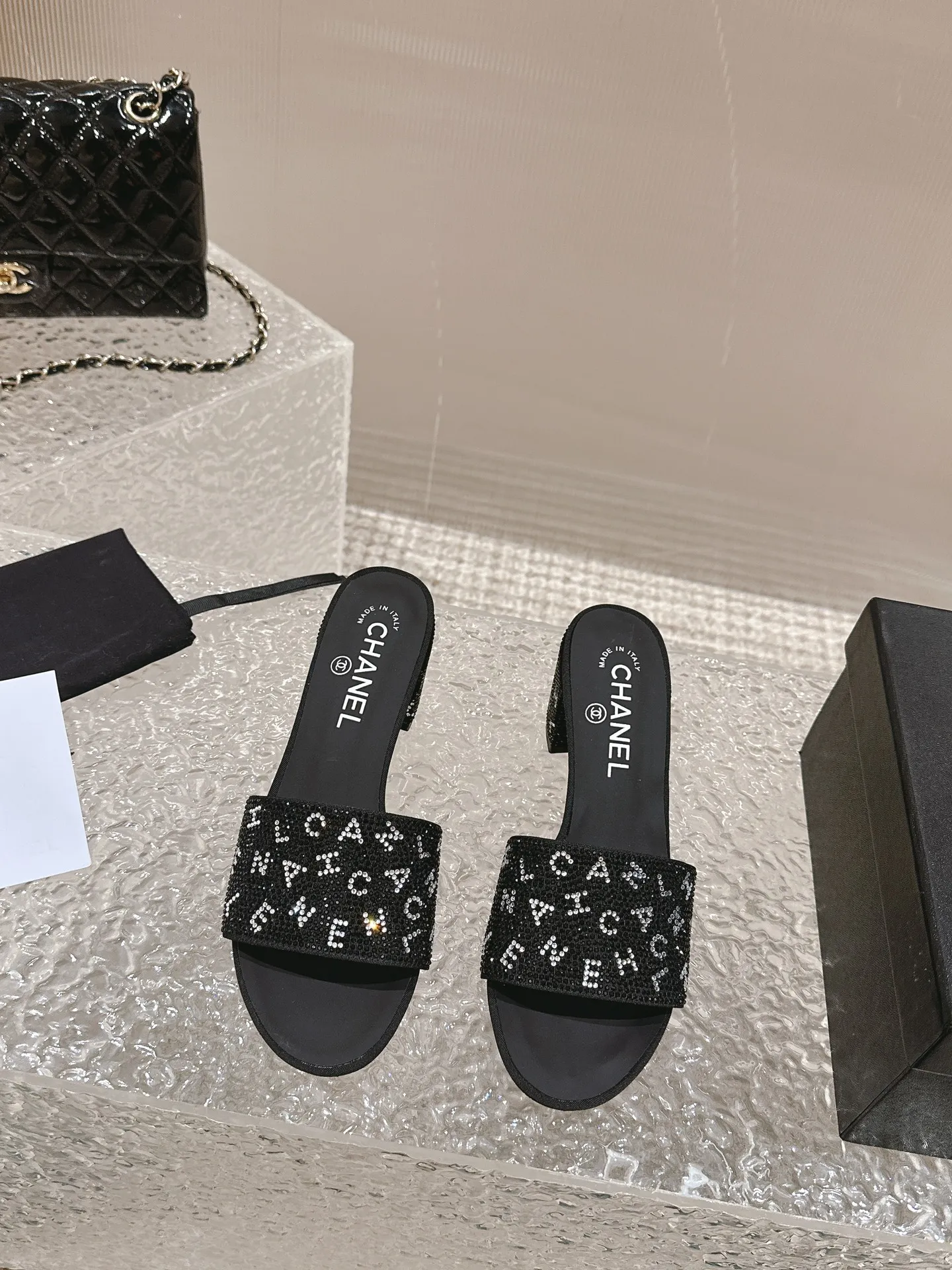 👟👟Ex-factory price 460👟👟 Women's shoes, women's clothing, Xiaoxiang, black rhinestones with large letters, Chanel rhinestone slippers, really such blingbling slippers full of diamonds, both classic and artistic, and can be styled according to your daily style. The characteristic is that the hot diamonds are particularly shiny. They are made with heavy craftsmanship and are not easy to fall off. They have a sexy and versatile temperament for ladies. Color: black, white. Heel height 5 cm. 35-41